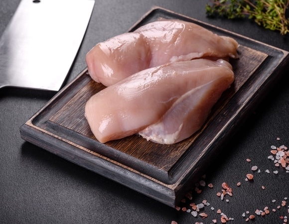 Что за белые волокна на куриной грудке и можно ли их есть: объясняет диетолог