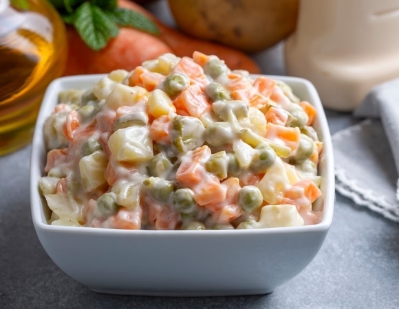 Рассчитан "индекс оливье" на 2025-й: главный салат Нового года снова подорожал