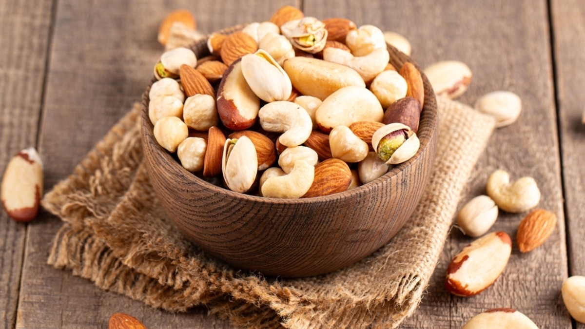 Три дневные нормы калорий за раз: диетолог — о коварстве орехов