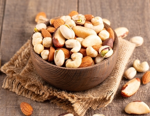 Три дневные нормы калорий за раз: диетолог — о коварстве орехов