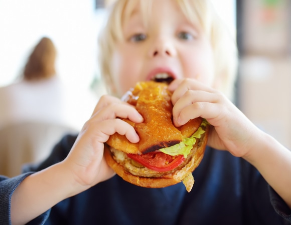 Ожирение от излишней свободы: врач назвал 4 принципа, которые защитят ребенка от беды с весом