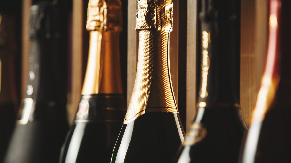 Не подарок, а традиция: как выбрать игристое на Новый год