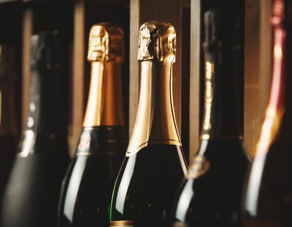 Не подарок, а традиция: как выбрать игристое на Новый год