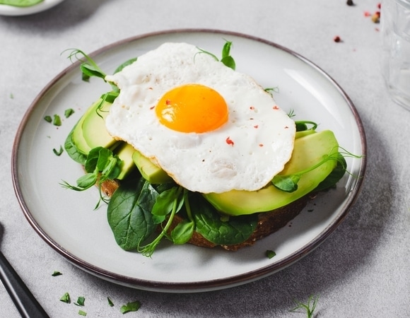 Плотный завтрак, обед наспех и ужин с удовольствием: что ест самая высокооплачиваемая модель мира Кендалл Дженнер