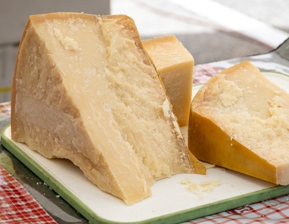 Тверд, как скала, а полезен, как амброзия: отмечаем 27 октября День Пармезана