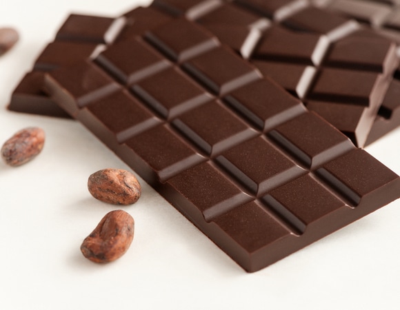 Шуршание фантиков отпугивает сон: как популярный продукт мешает нормально спать