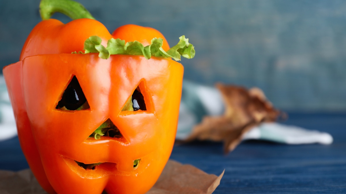 "Кусочки оливок для глаз": 4 подручных способа, как превратить обычные блюда в хэллоуинское угощение