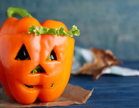 "Кусочки оливок для глаз": 4 подручных способа, как превратить обычные блюда в хэллоуинское угощение