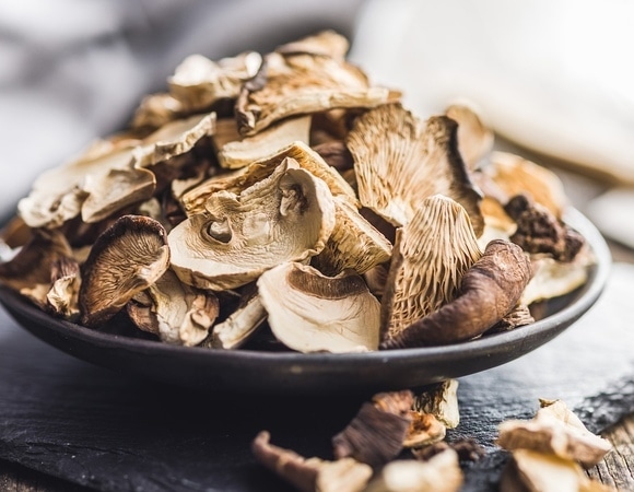 Почему плесневеют сушеные грибы? Вот 4 ошибки, перед которыми уязвимы даже опытные грибники