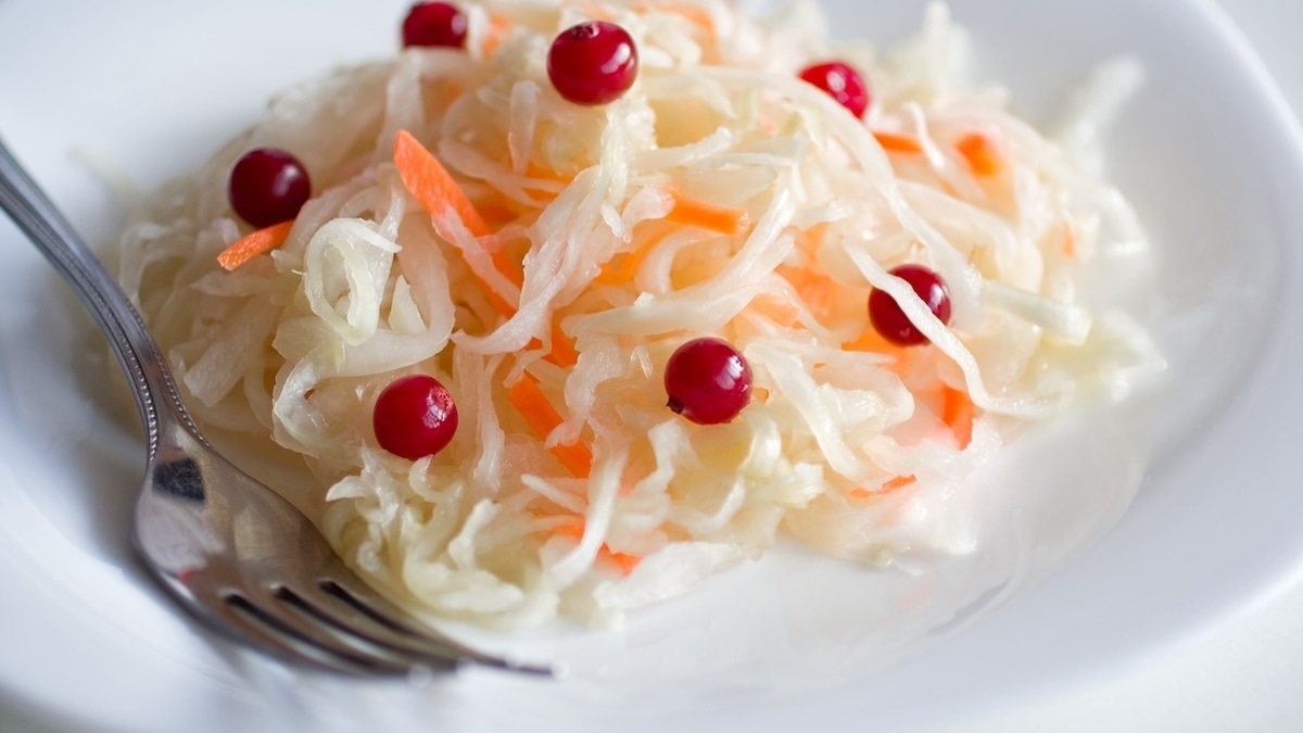 Кардиолог назвал ягоду, помогающую жить дольше: в квашеную капусту ее!