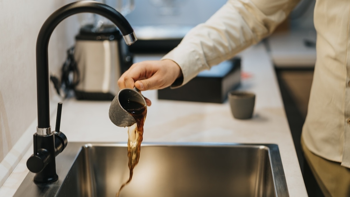 Названа странная причина никогда не выливать кофе в раковину Названа странная причина никогда не выливать кофе в раковину