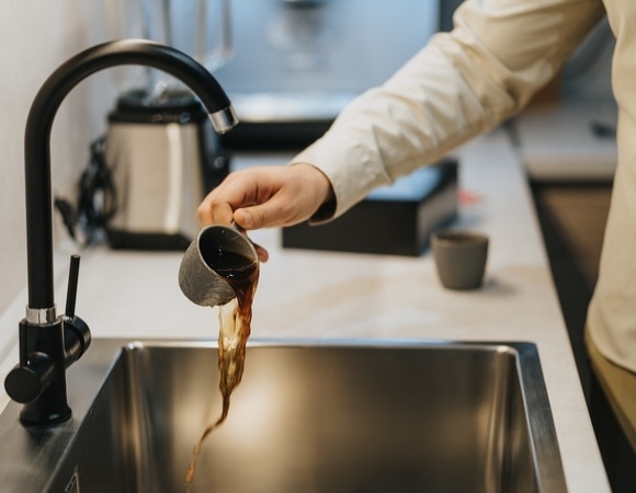 Названа странная причина никогда не выливать кофе в раковину Названа странная причина никогда не выливать кофе в раковину