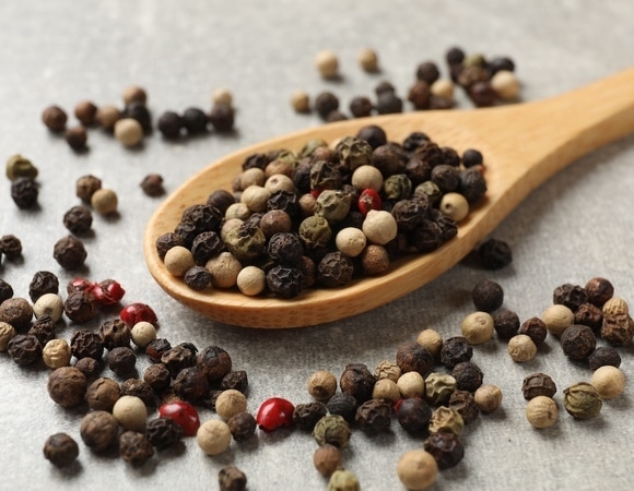 Почему нельзя добавлять черный перец в начале приготовления — объясняют повара