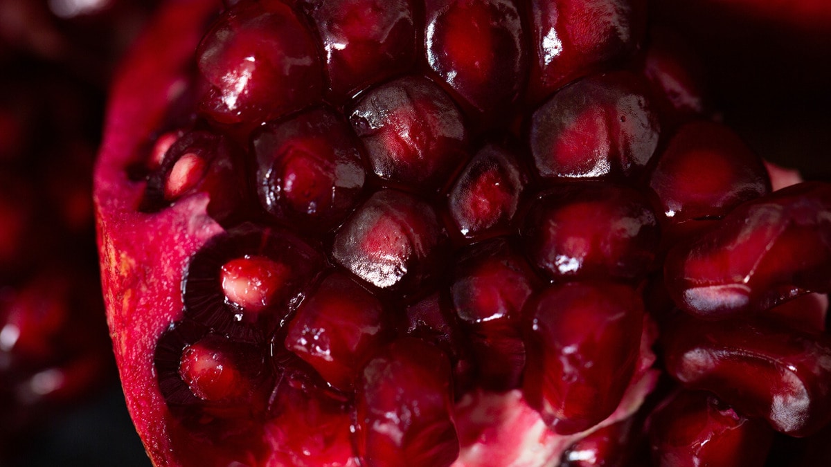 Не просто украшение салата: почему гранат — суперфуд для красоты и здоровья?