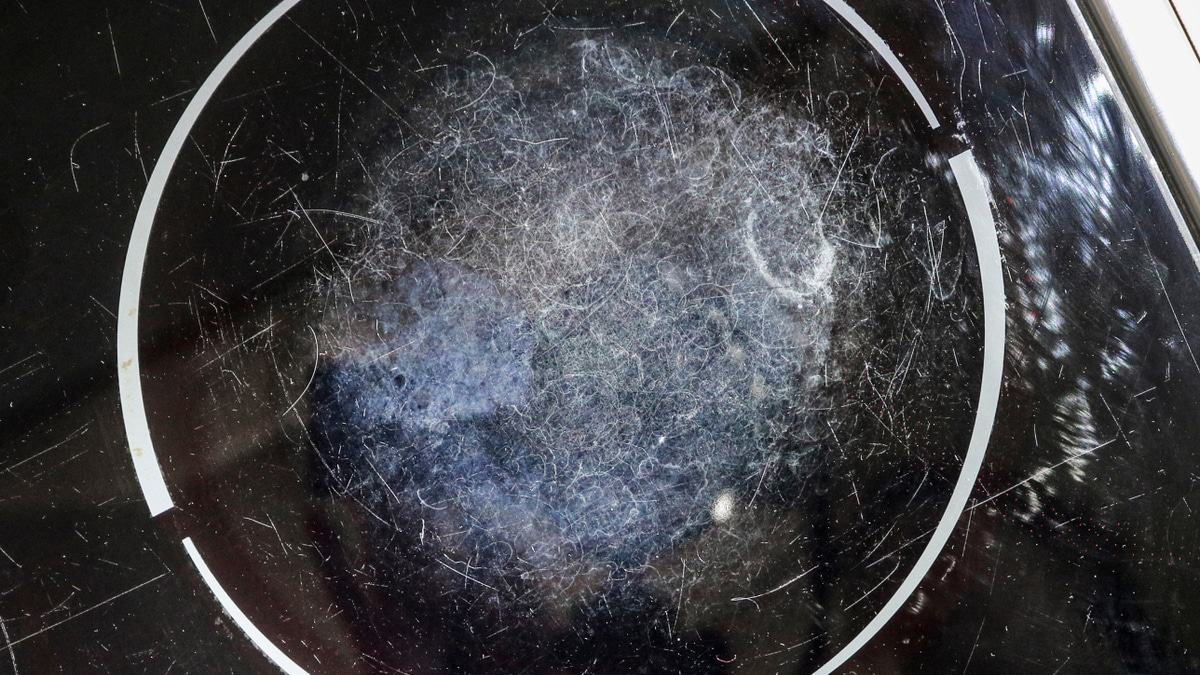 Царапины от вилок и ножей — больше не проблема: как вернуть блеск старой посуде?