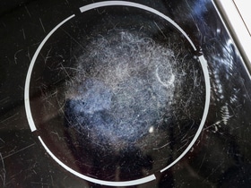 Царапины от вилок и ножей — больше не проблема: как вернуть блеск старой посуде? Царапины от вилок и ножей — больше не проблема: как вернуть блеск старой посуде?