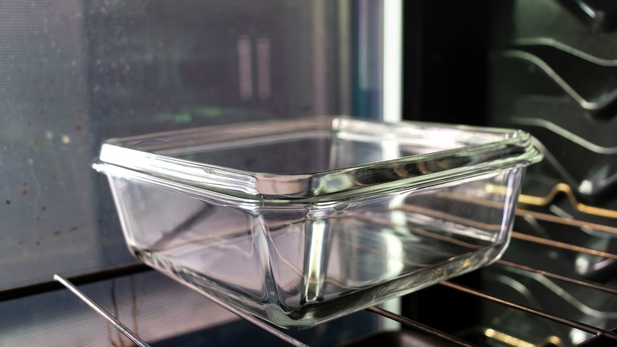 Металл или стекло: эксперты выбрали лучшую форму для духовки