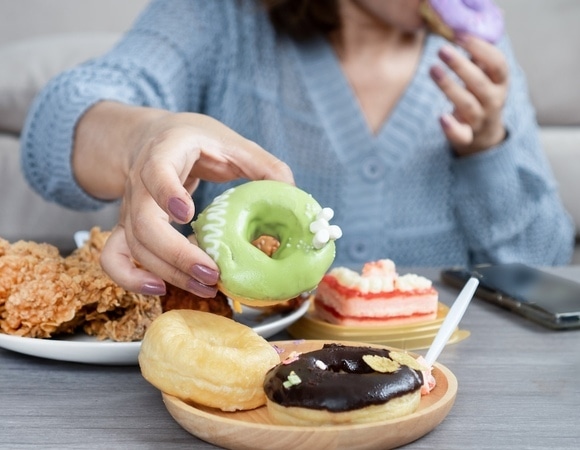 Еда отвлекает: терапевт рассказала, как не набирать вес при отказе от курения