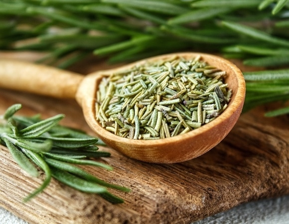 Один продукт избавит кухню от запаха рыбы и чеснока — просто бросьте его в кастрюлю