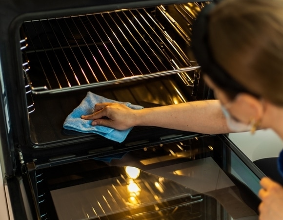 Некисло очистит духовку: лайфхак, как необычно применить в быту любимый фрукт