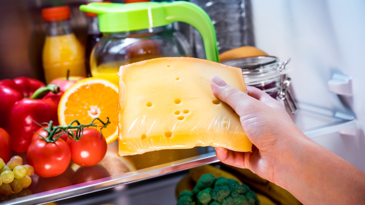 Сыр испортится: эксперт по пищевой безопасности раскрыла, как нельзя хранить продукт