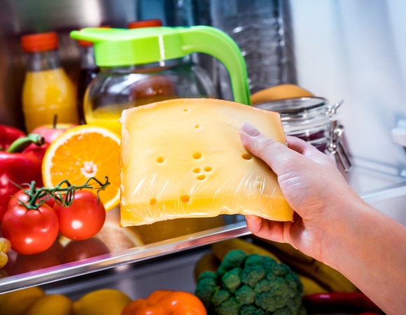 Сыр испортится: эксперт по пищевой безопасности раскрыла, как нельзя хранить продукт