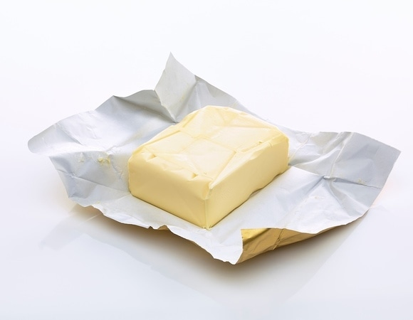 Не выбрасывайте обертку от масла! Вот 2 случая, в которых она пригодится вам на кухне