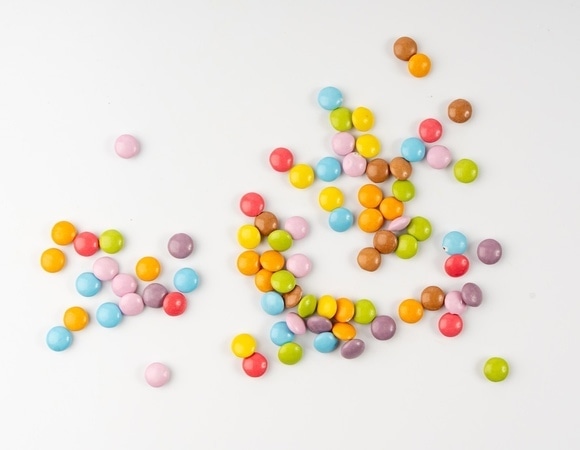 Китайские конфетки оказались с "побочным эффектом": врачи призвали предупредить детей