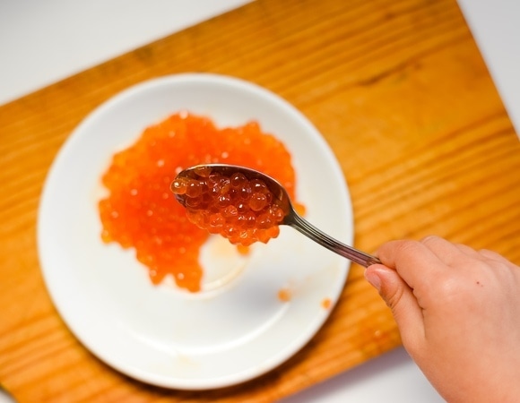 Педиатр разрешил давать икру детям: как, когда и в каком количестве?