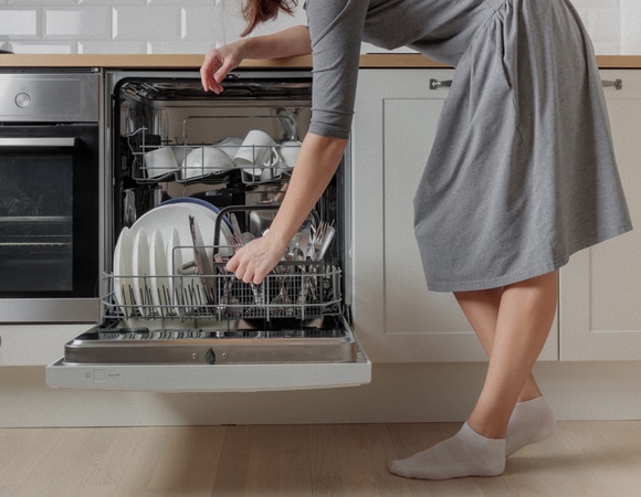 Посудомоечная машина плохо отмывает посуду? Возможно причина в неправильной загрузке