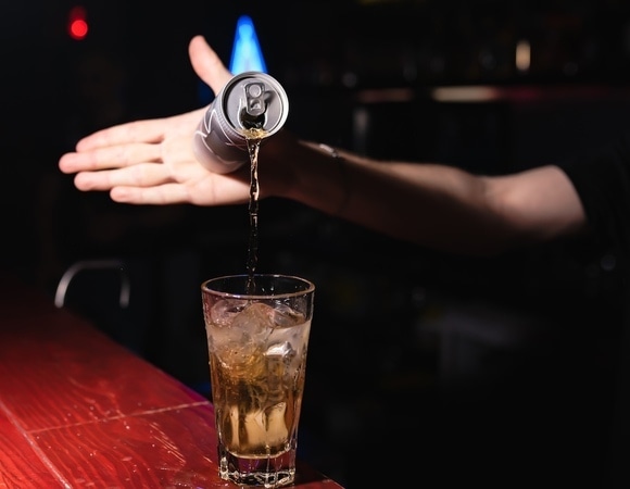 Кардиологи назвали самую опасную комбинацию напитков — "двойная" угроза для сердца