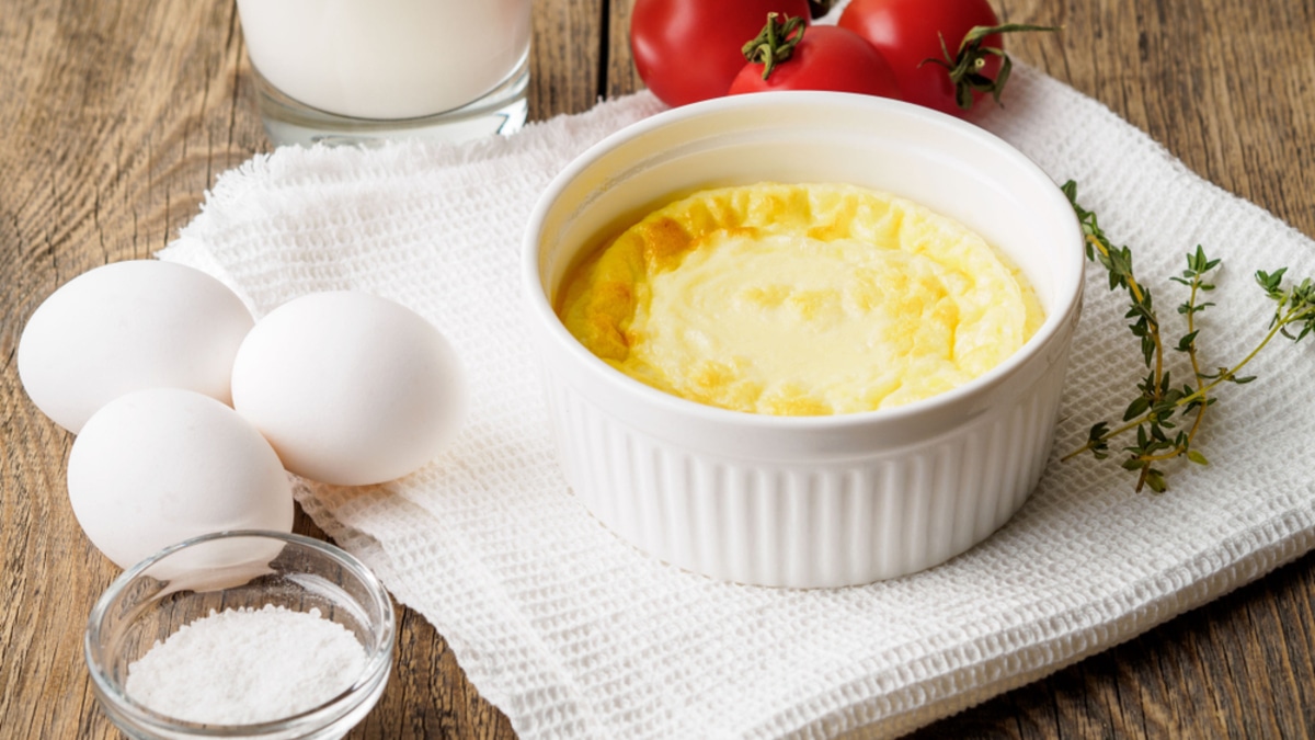 Забытый старый трюк для пышного омлета: 1 ингредиент, минимум возни, максимум воздушности