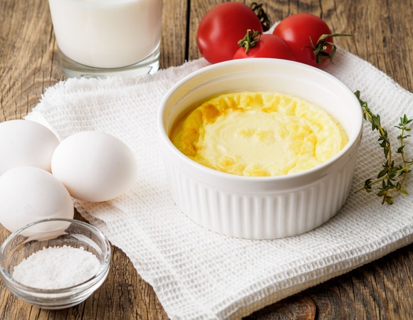 Забытый старый трюк для пышного омлета: 1 ингредиент, минимум возни, максимум воздушности