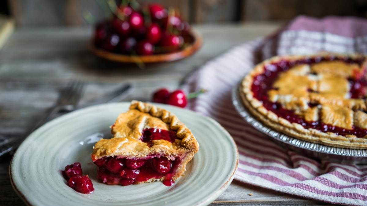 Маленькая деталь, которая изменит вишневый пирог: пекарь поделился, как сделать начинку вкуснее