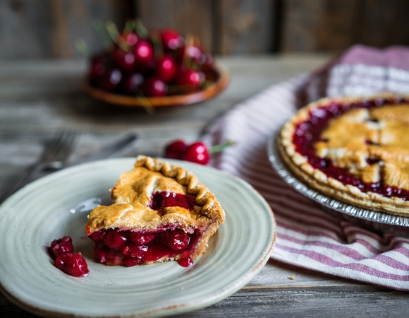 Маленькая деталь, которая изменит вишневый пирог: пекарь поделился, как сделать начинку вкуснее