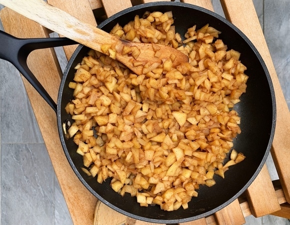 Нашли рецепт яблочного пирога из 3 ингредиентов: готовится не в духовке, а на сковородке Нашли рецепт яблочного пирога из 3 ингредиентов: готовится не в духовке, а на сковородке