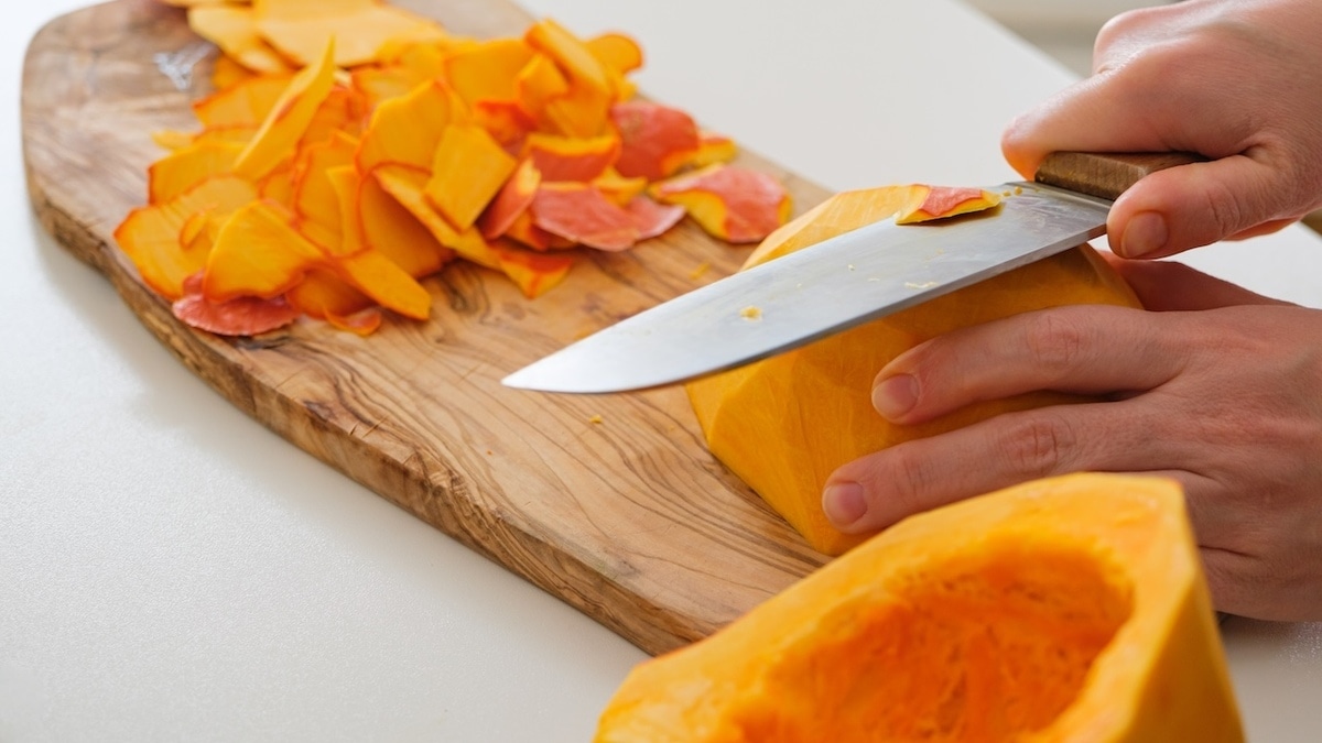 Не выбрасывайте кожуру мускатной тыквы: эксперты посоветовали приготовить ее отдельно 