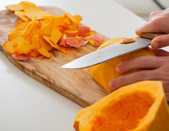 Не выбрасывайте кожуру мускатной тыквы: эксперты посоветовали приготовить ее отдельно 