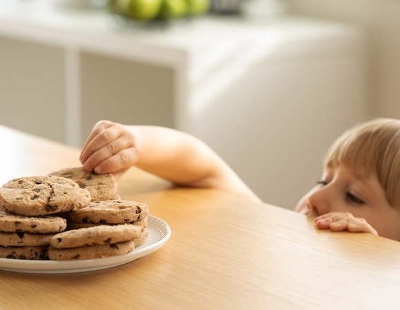 Чтобы не объедался сладким тайком: 6 рекомендаций, как привить ребенку правильные пищевые привычки