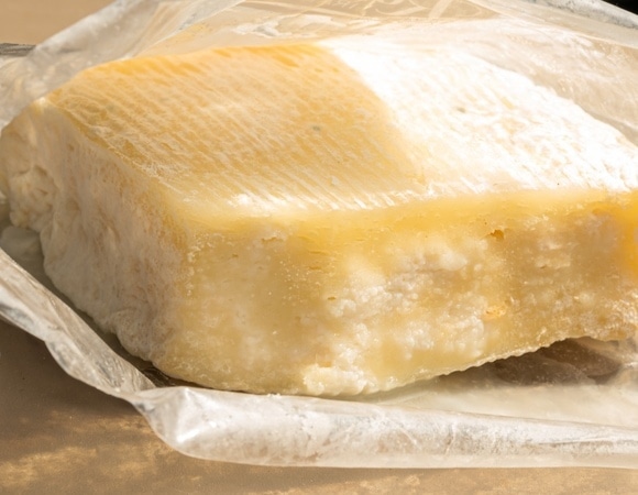 Этот сорт сыра почти "неуязвим" — даже плесень на нем можно срезать, заявил профессор