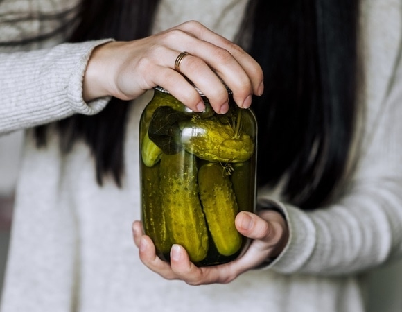 Кулинарам подсказали, как открыть банку со "сложной" крышкой — проще, чем кажется 