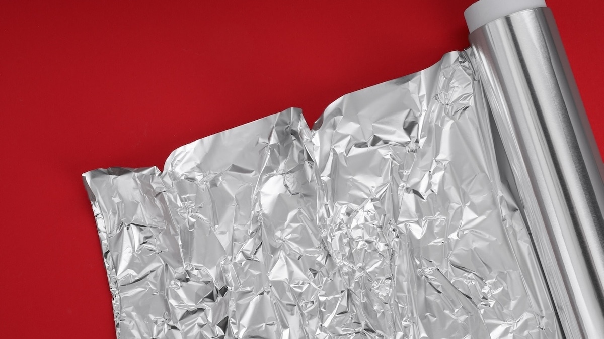 На кухне нет воронки? Простой лайфхак с фольгой спасет из безвыходной ситуации