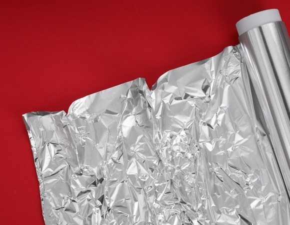 На кухне нет воронки? Простой лайфхак с фольгой спасет из безвыходной ситуации