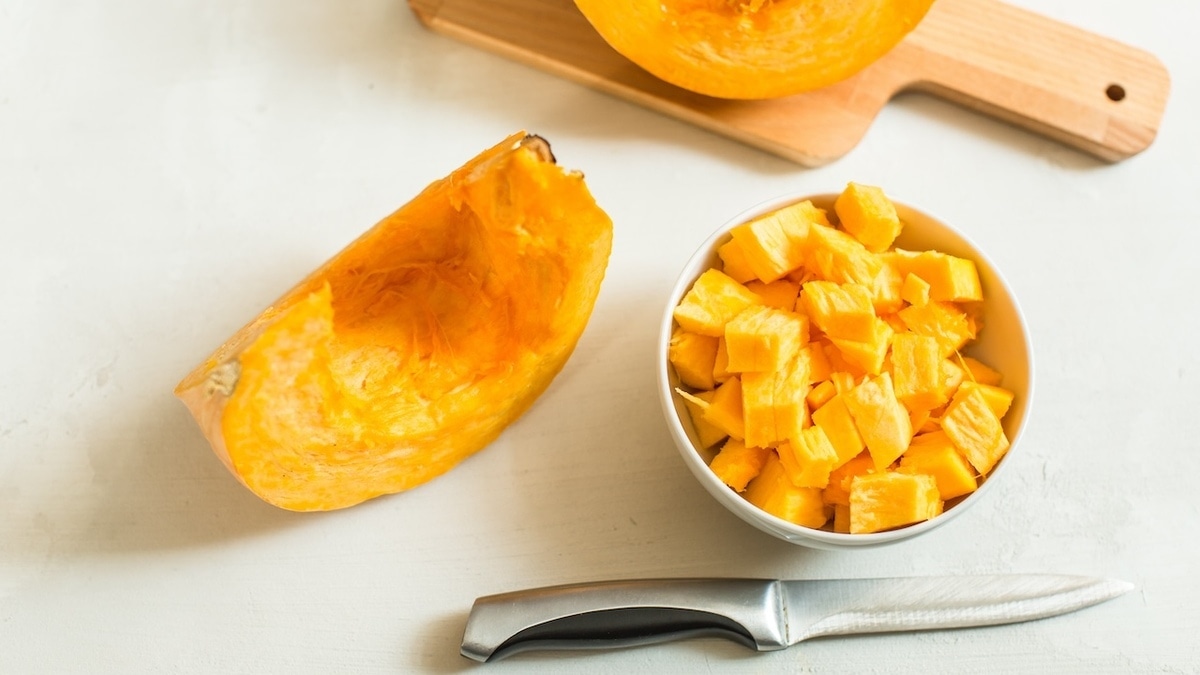 Одна хитрость навсегда избавит вас от мучений при нарезке тыквы