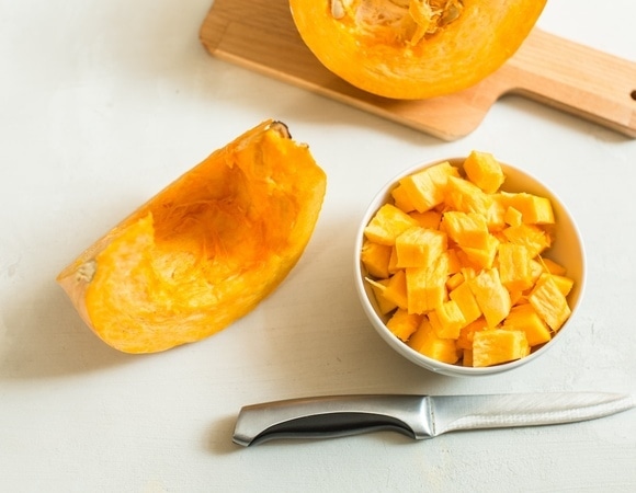 Одна хитрость навсегда избавит вас от мучений при нарезке тыквы