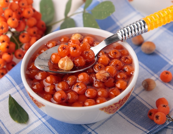 Не панацея: 3 категории людей, которым рябина навредит, а не поможет