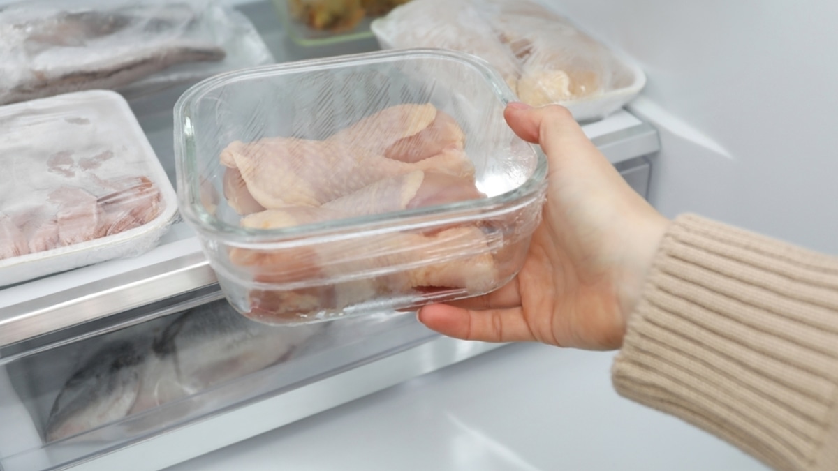 Ни запаха, ни перекрестного заражения: правила хранения продуктов в холодильнике от эксперта по уборке