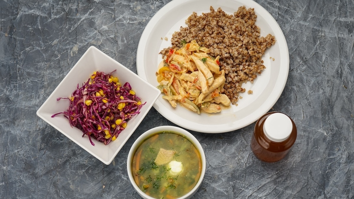 Россиянам сказали, почему в 2025 уже не актуально есть "первое, второе и компот"