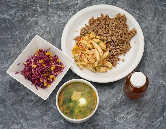 Россиянам сказали, почему в 2025 уже не актуально есть "первое, второе и компот"