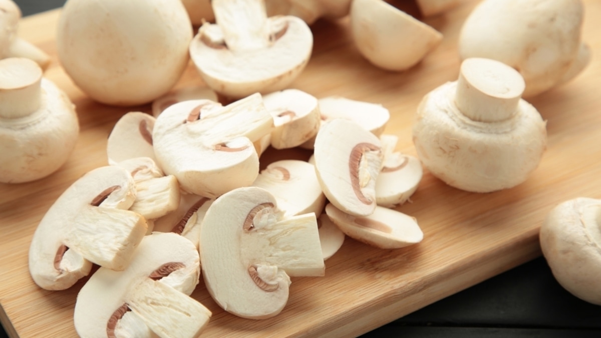 Грибы и еще 3 продукта, которыми можно заменить рыбу в салатах: хитрости от шеф-повара